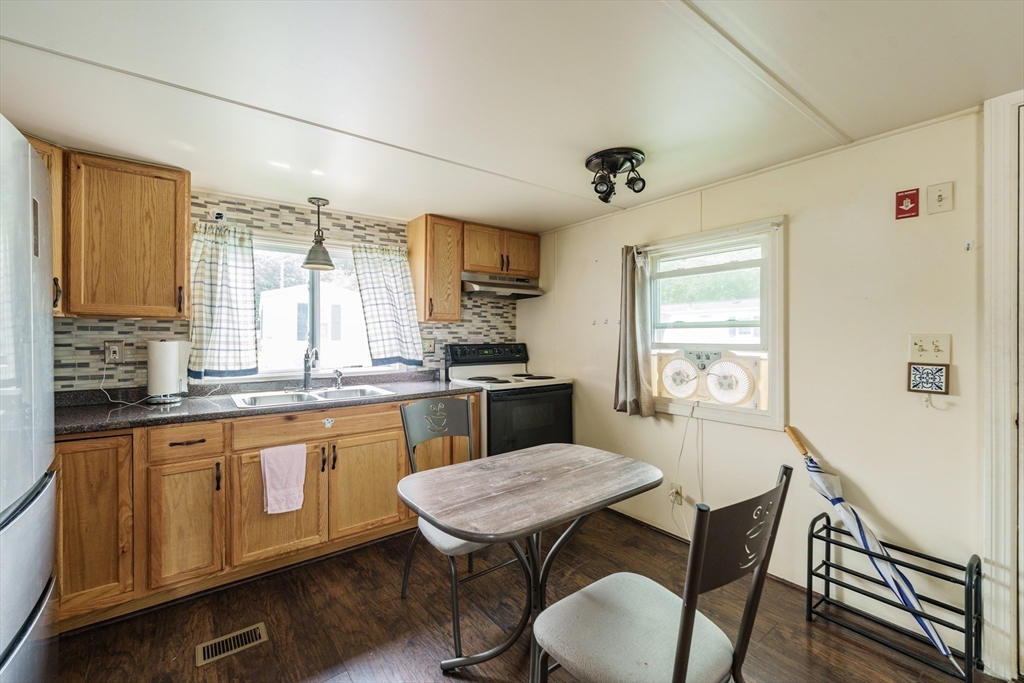 93 Grochmal Avenue Springfield, MA 01151 - Photo 8 of 19 Gallery Image 8
