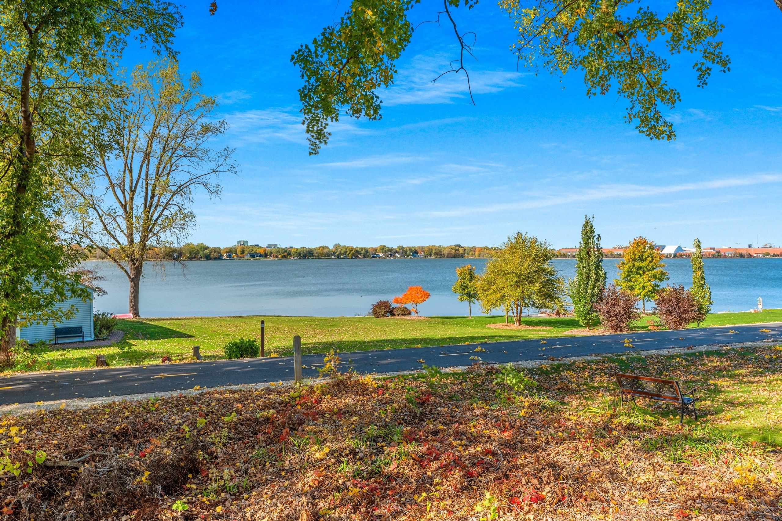 2584 Riverside Drive Green Bay, WI 54301 - Photo 4 of 60