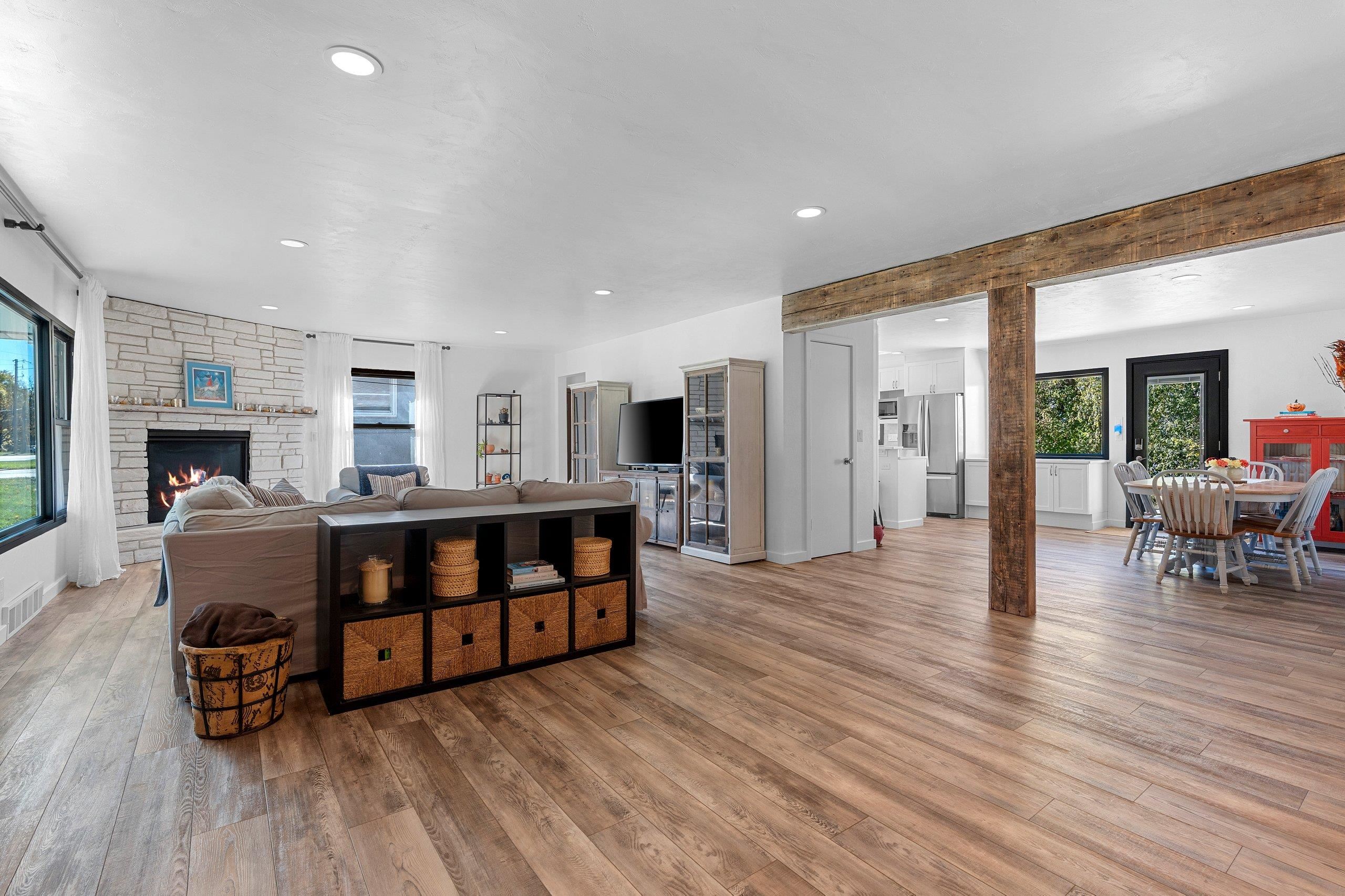 2584 Riverside Drive Green Bay, WI 54301 - Photo 5 of 60