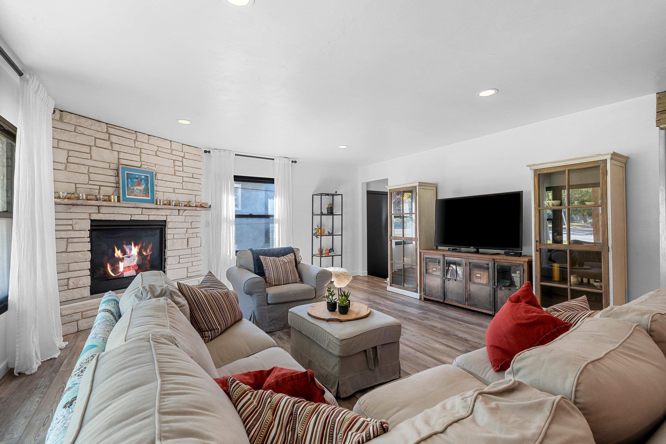 2584 Riverside Drive Green Bay, WI 54301 - Photo 6 of 60