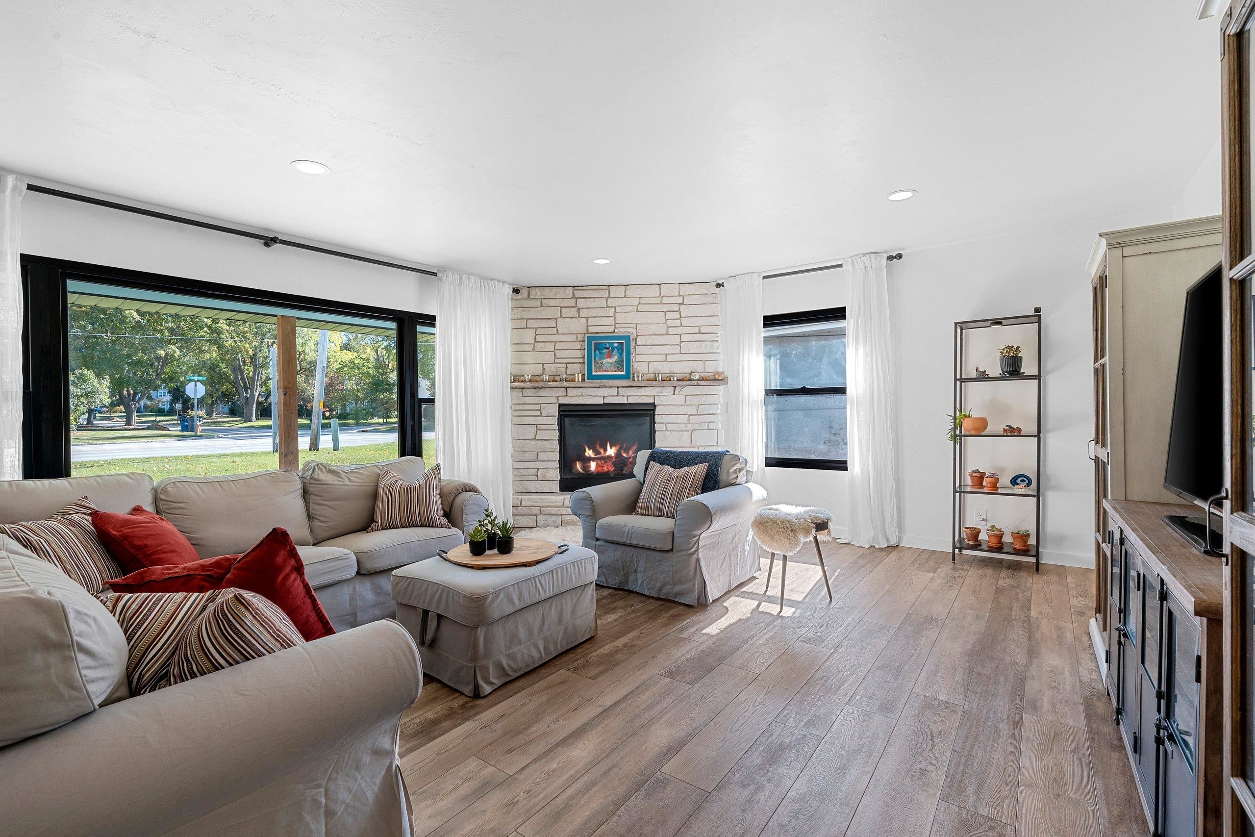 2584 Riverside Drive Green Bay, WI 54301 - Photo 9 of 60