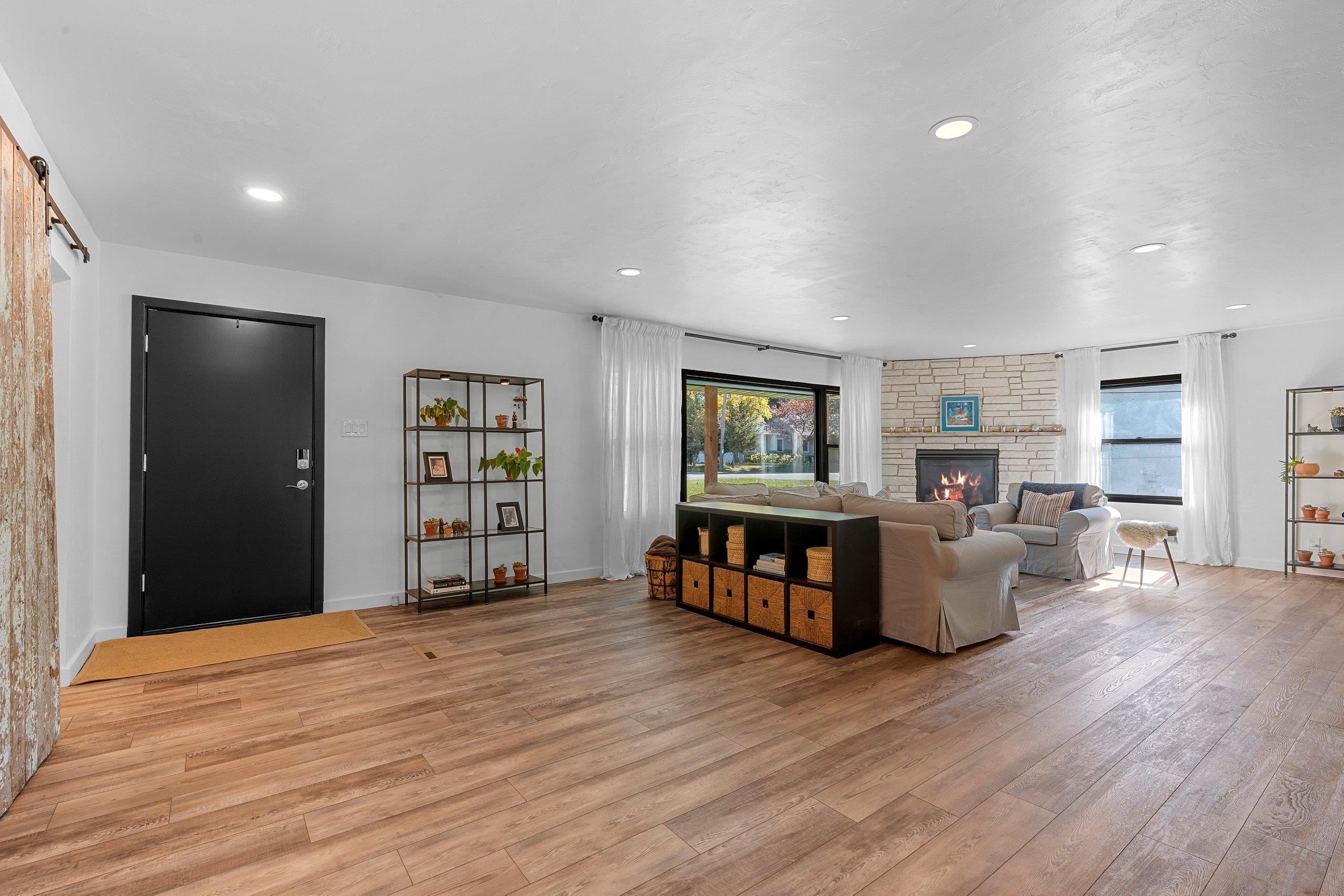 2584 Riverside Drive Green Bay, WI 54301 - Photo 10 of 60