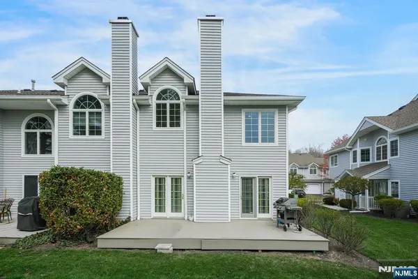a view of a house with backyard and garden
