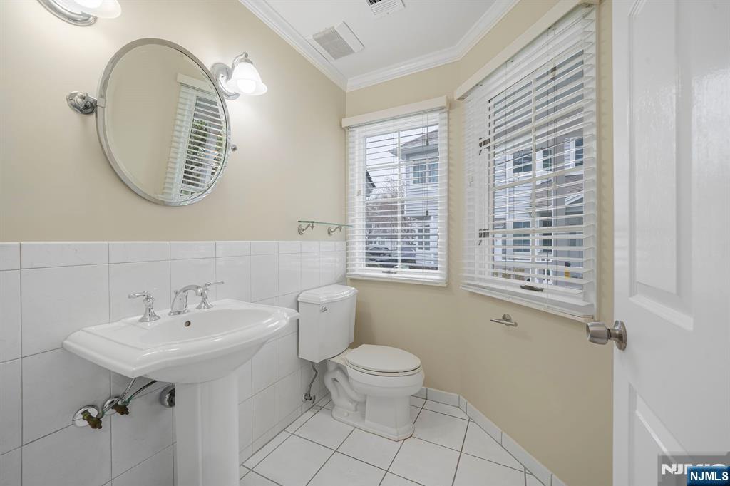 67 Davenport Road Montville, NJ 07045 - Photo 10 of 32 a bathroom with a sink a toilet and a mirror