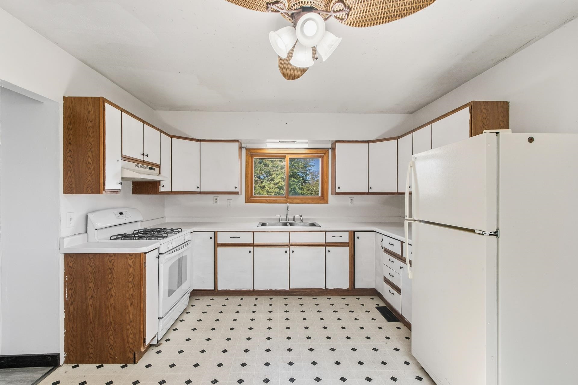 152 Central Montello, WI 53949 - Photo 4 of 37