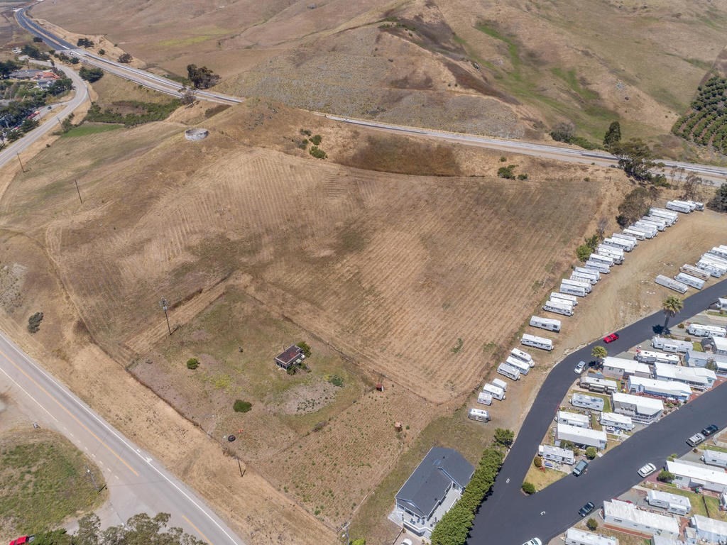 0 North Ocean Avenue Cayucos, CA 93430 - Photo 2 of 14 a view of a bathtub in a bathroom
