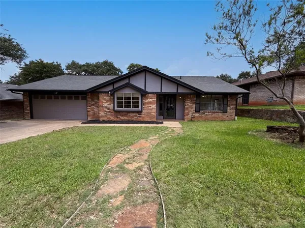 $325,000 | 5719 Stage Line Drive, Arlington, TX 76017