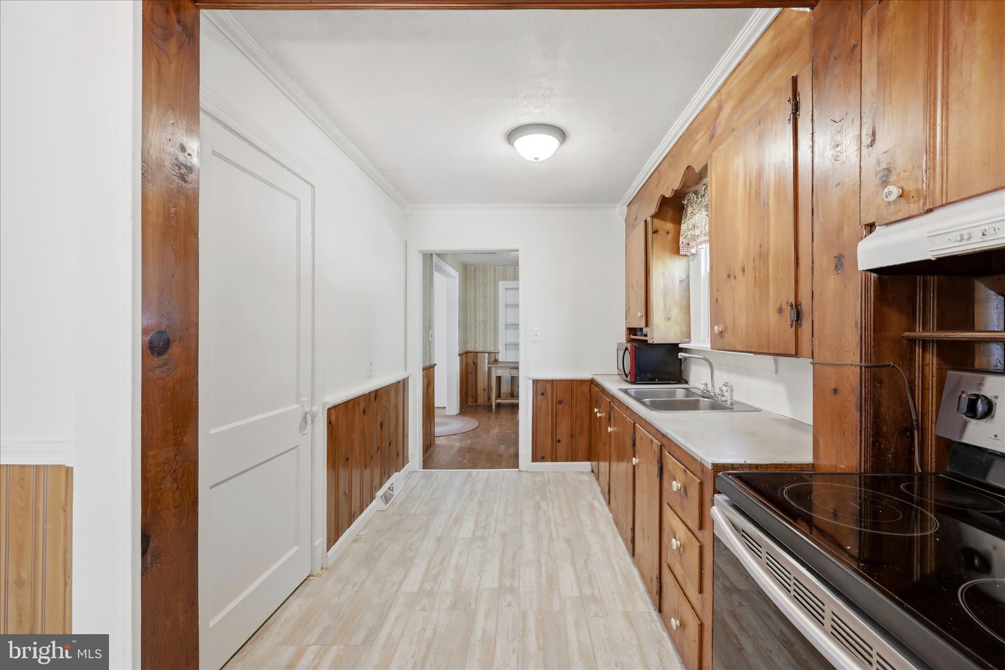 510 North Pleasant Valley Road Winchester, VA 22601 - Photo 21 of 63 a kitchen with granite countertop a sink stove and cabinets