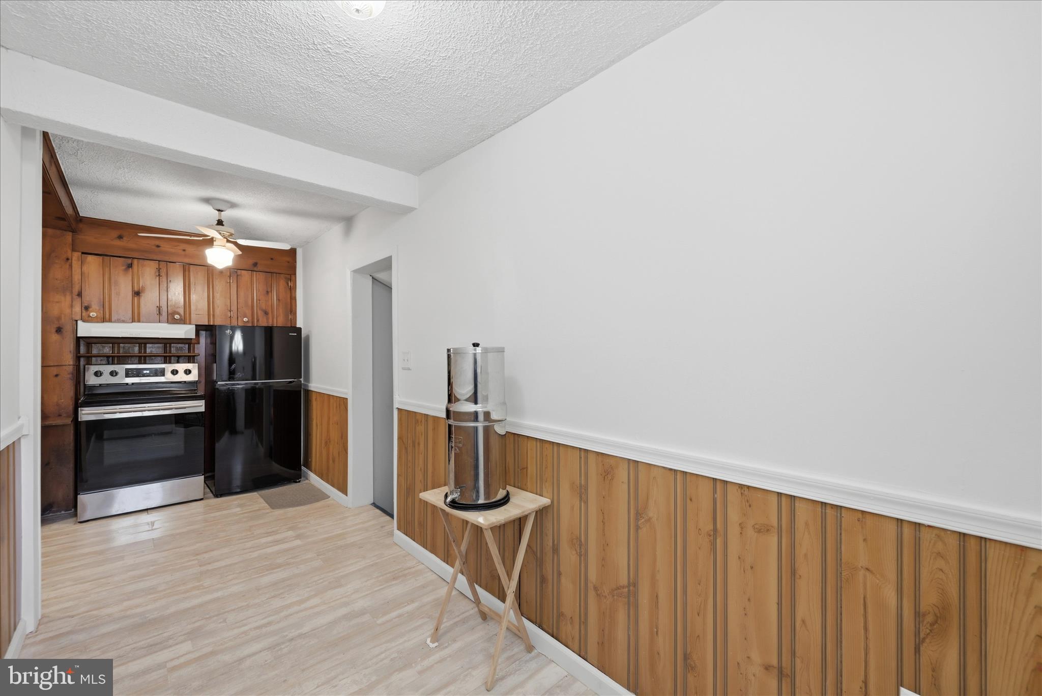 510 North Pleasant Valley Road Winchester, VA 22601 - Photo 26 of 63 a kitchen with granite countertop a refrigerator stove and sink