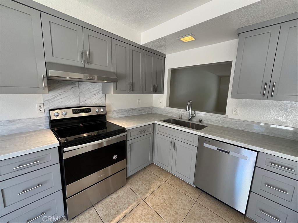 25885 Trabuco Road, Unit 97 Lake Forest, CA 92630 - Photo 3 of 22 Remodeled kitchen.