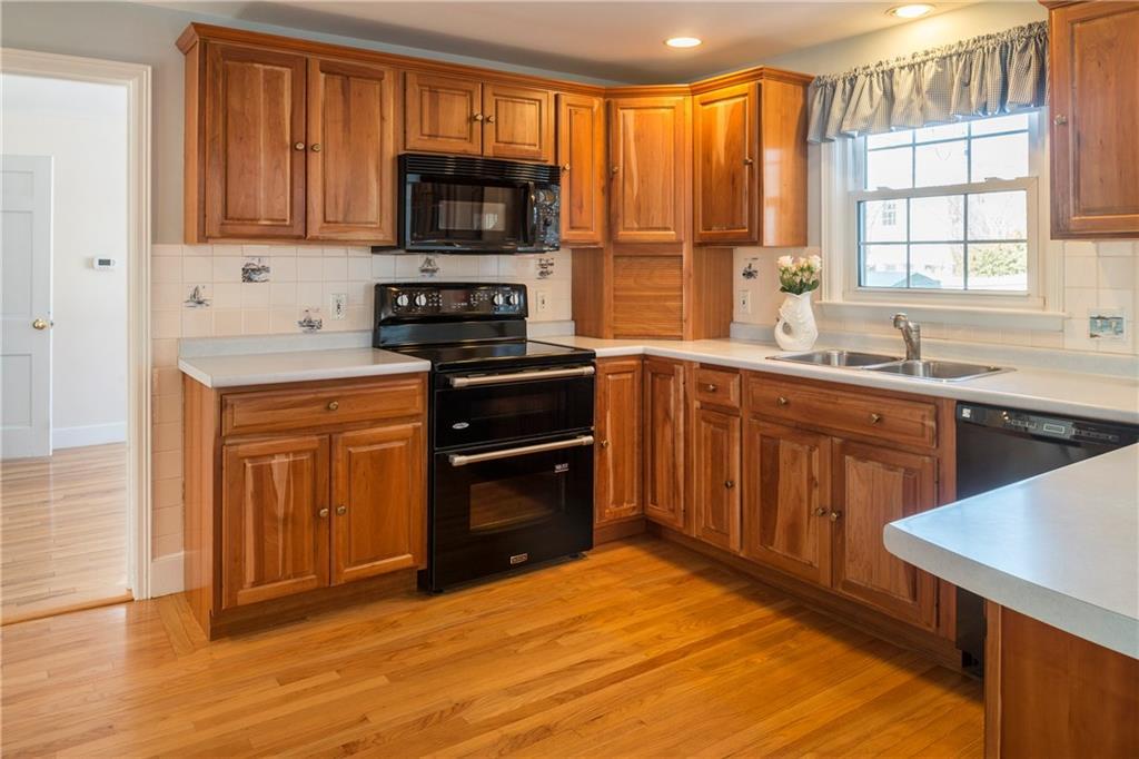 20 Surf Road Cape Elizabeth, ME 04107 - Photo 10 of 25 Photo