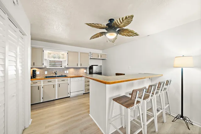 $279,000 | 31 Dolphin Street, Bayou Vista, TX 77563