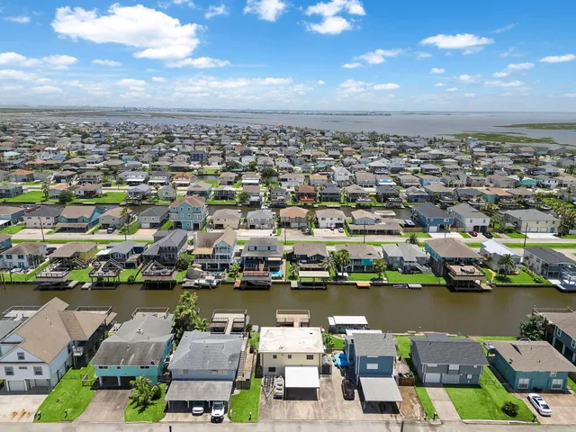 $279,000 | 31 Dolphin Street, Bayou Vista, TX 77563