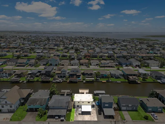 $279,000 | 31 Dolphin Street, Bayou Vista, TX 77563