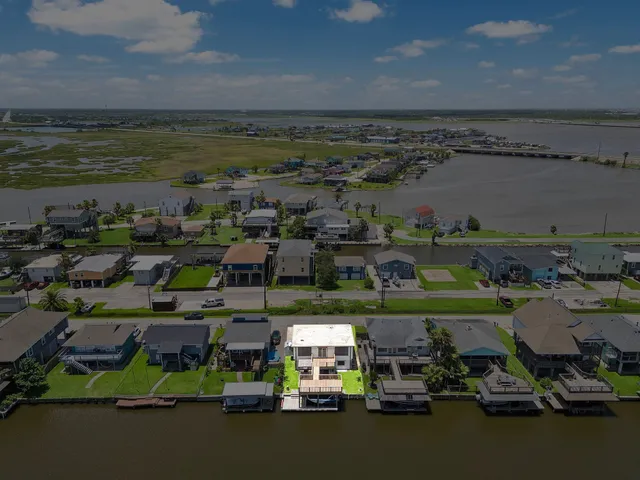 $279,000 | 31 Dolphin Street, Bayou Vista, TX 77563