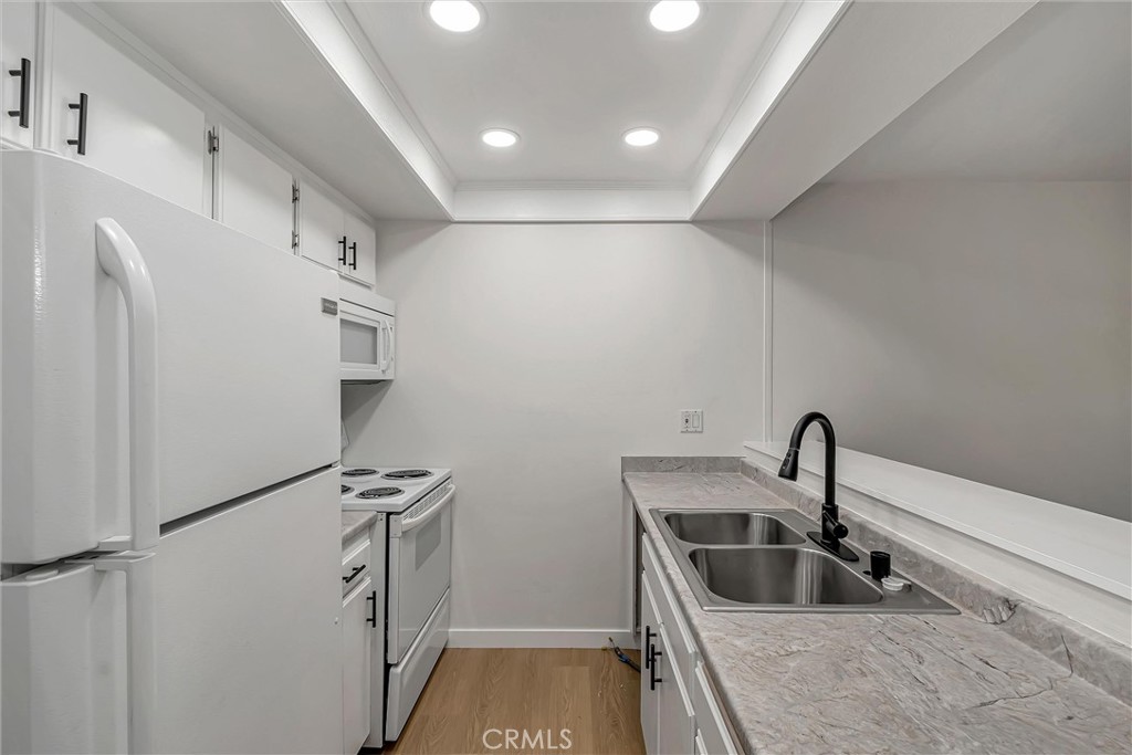 7304 Corbin Avenue, Unit J Reseda, CA 91335 - Photo 11 of 34