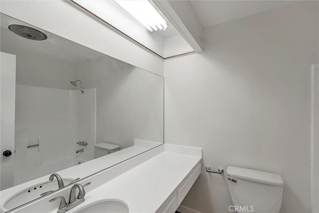 7304 Corbin Avenue, Unit J Reseda, CA 91335 - Photo 17 of 34