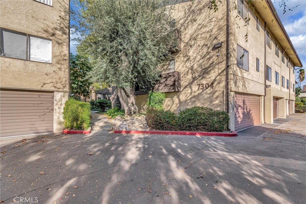 7304 Corbin Avenue, Unit J Reseda, CA 91335 - Photo 18 of 34