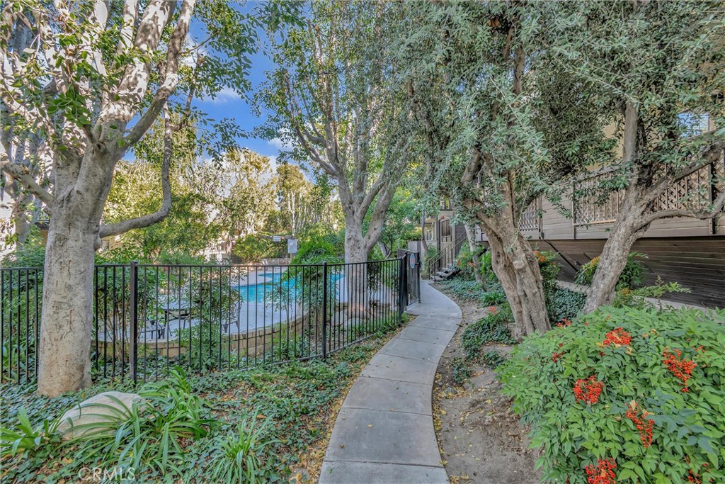 7304 Corbin Avenue, Unit J Reseda, CA 91335 - Photo 19 of 34