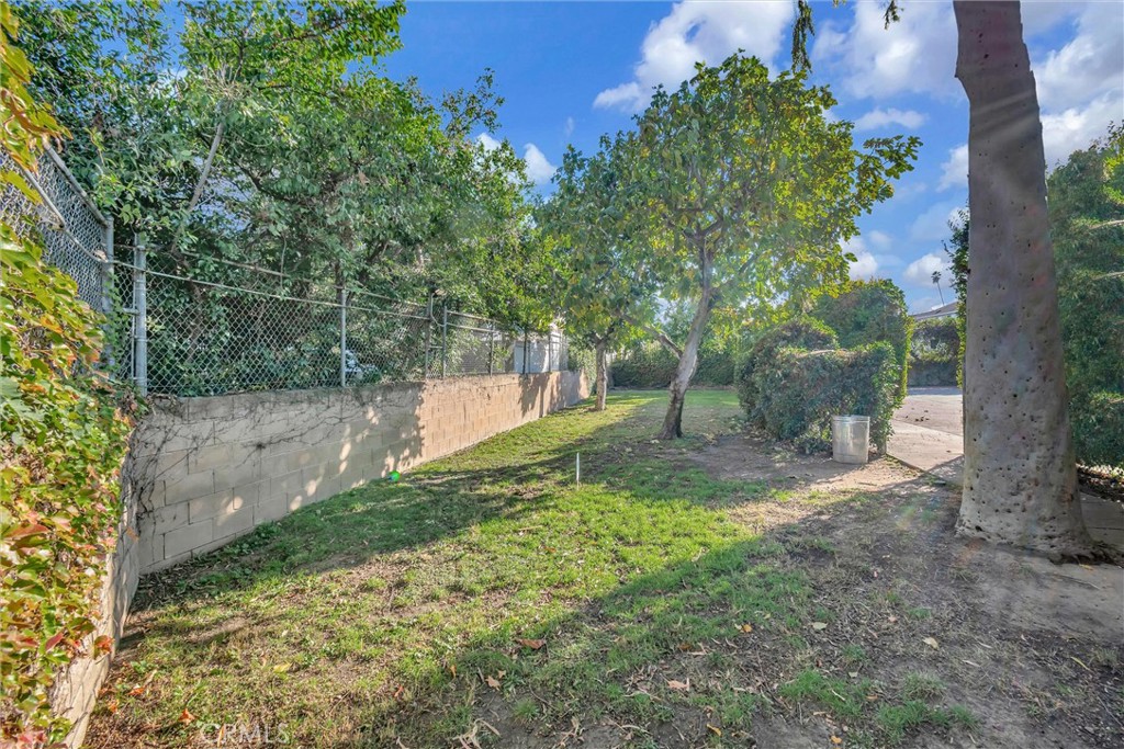 7304 Corbin Avenue, Unit J Reseda, CA 91335 - Photo 27 of 34