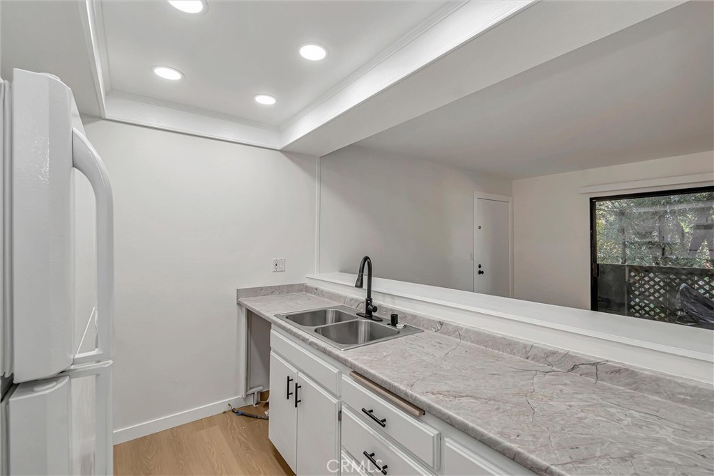 7304 Corbin Avenue, Unit J Reseda, CA 91335 - Photo 8 of 34
