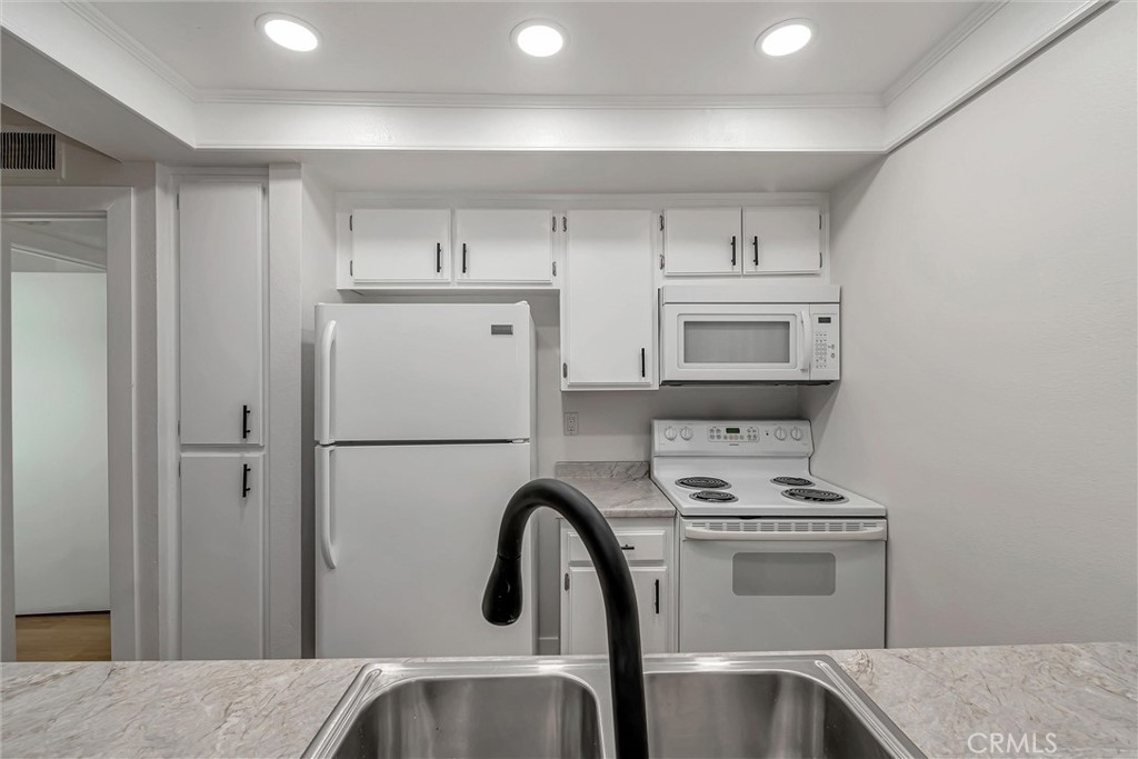7304 Corbin Avenue, Unit J Reseda, CA 91335 - Photo 10 of 34