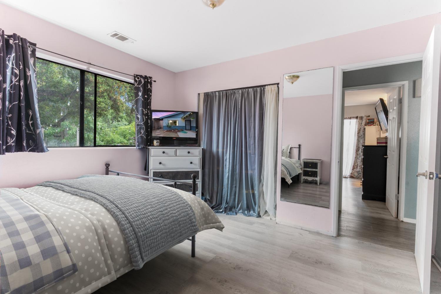 232 Prospect Street Oak View, CA 93022 - Photo 20 of 33 a bedroom with a bed and a large window