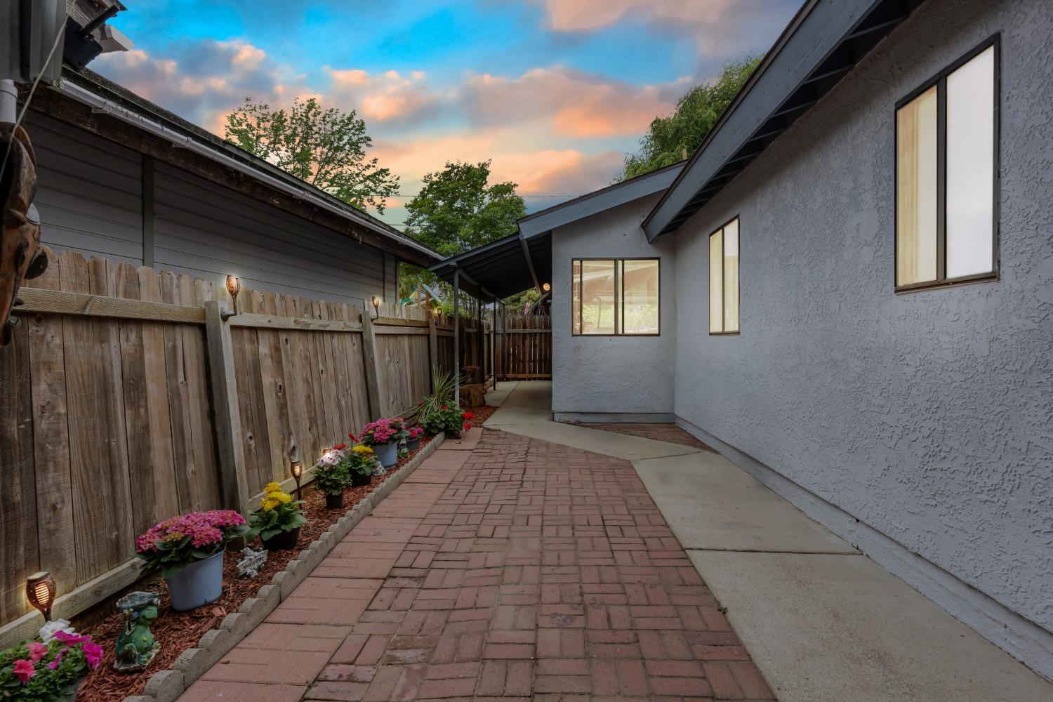 232 Prospect Street Oak View, CA 93022 - Photo 22 of 33 a view of a backyard with potted plants