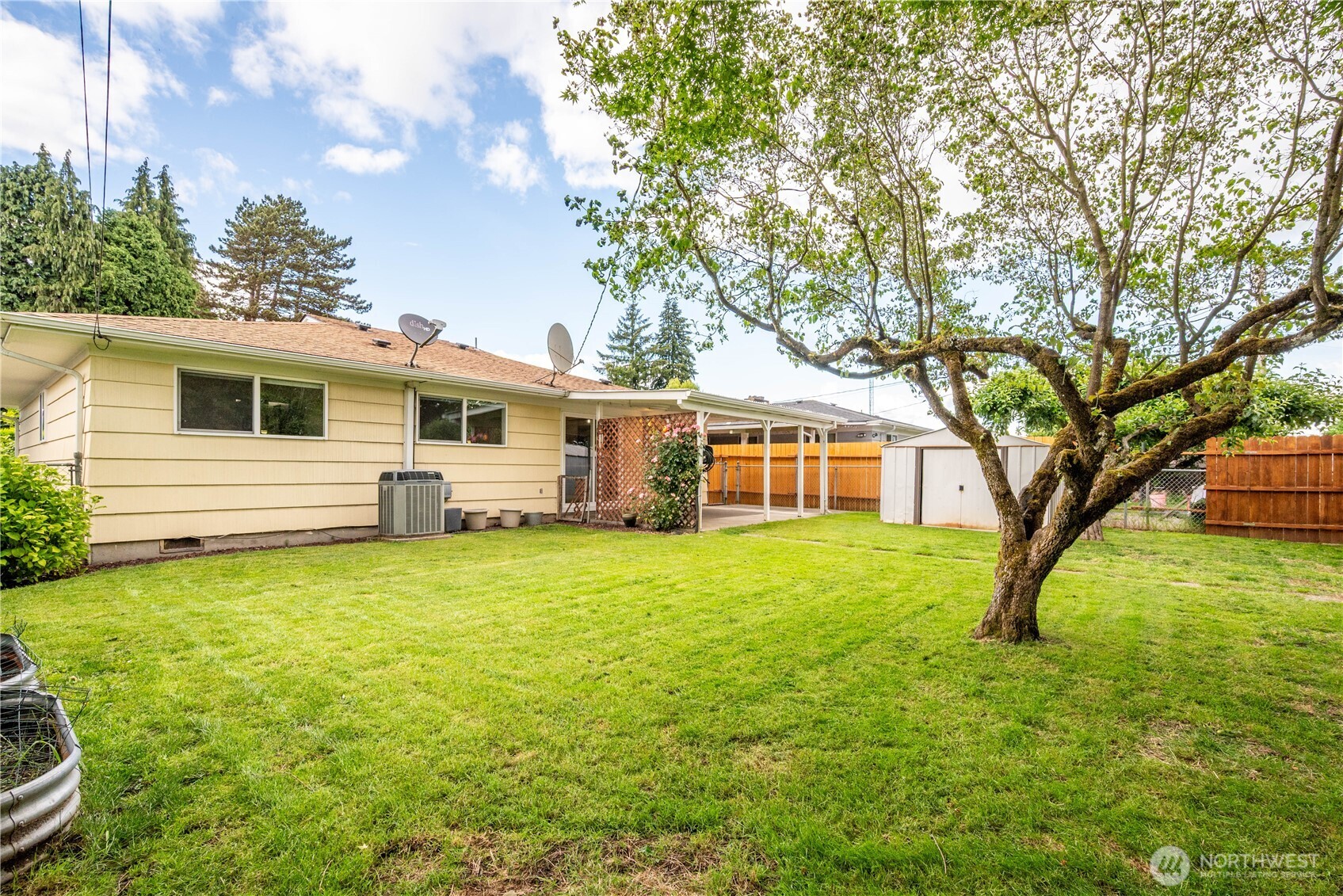 2943 Magnolia Street Longview, WA 98632 - Photo 27 of 36 a front view of a house with a garden