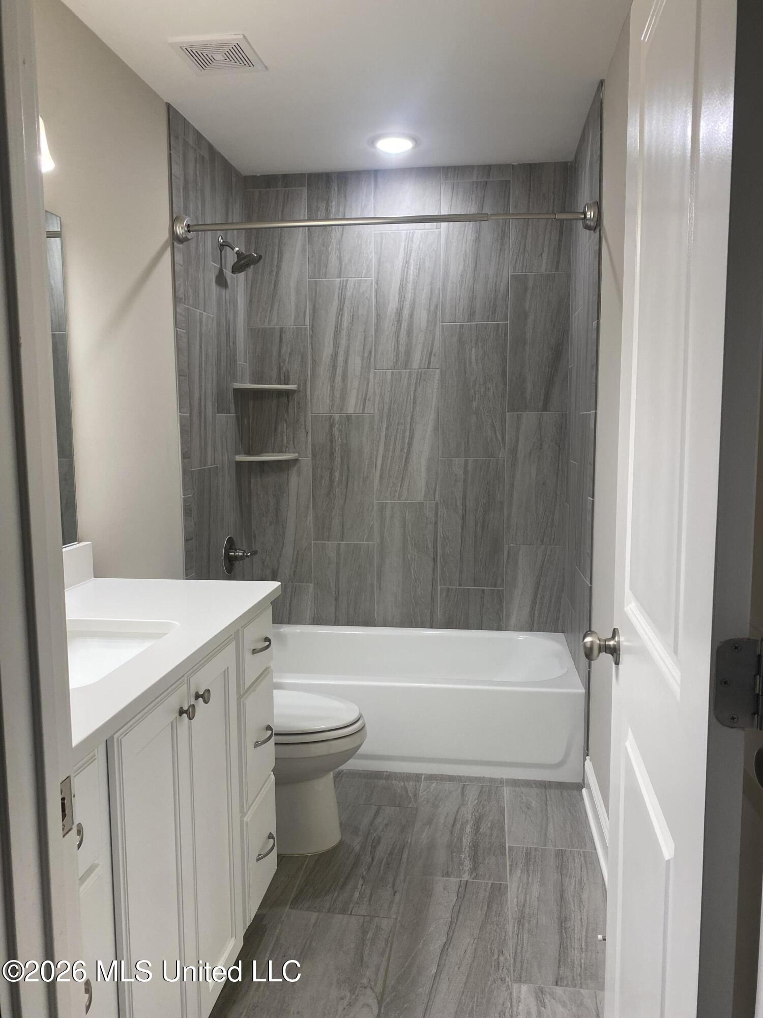 7414 Crosswinds Boulevard Hernando, MS 38632 - Photo 21 of 28 full bath upstairs