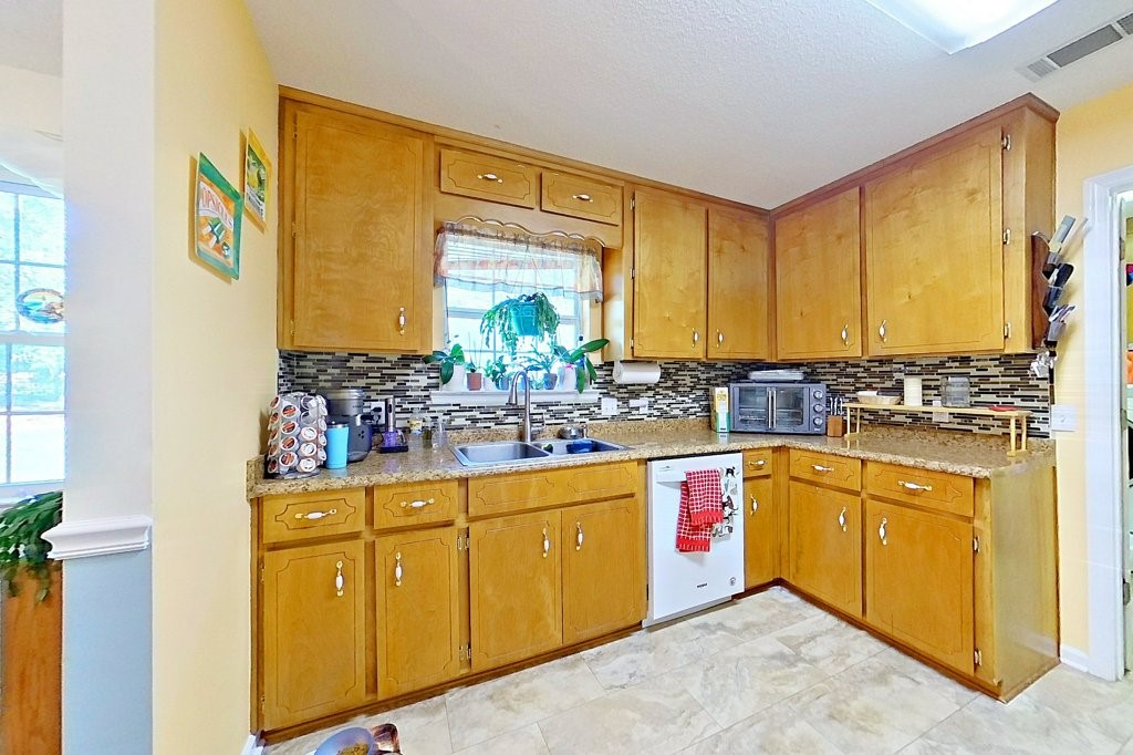 2218 Riverside Avenue Waycross, GA 31501 - Photo 8 of 33