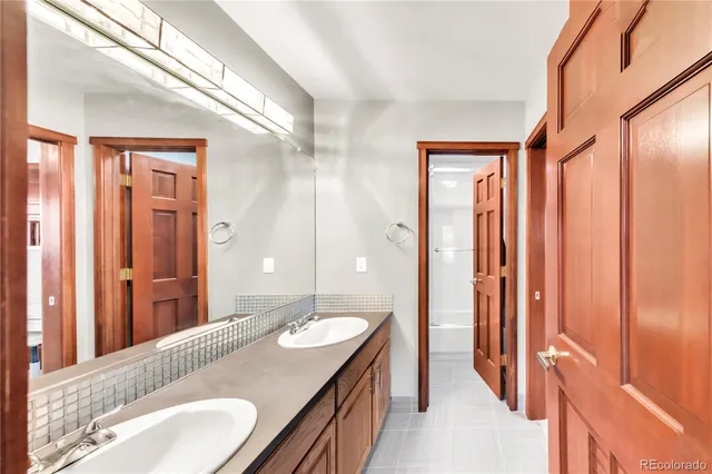 a view of entryway and kitchen