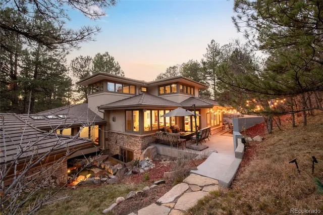 a view of entryway with a rug