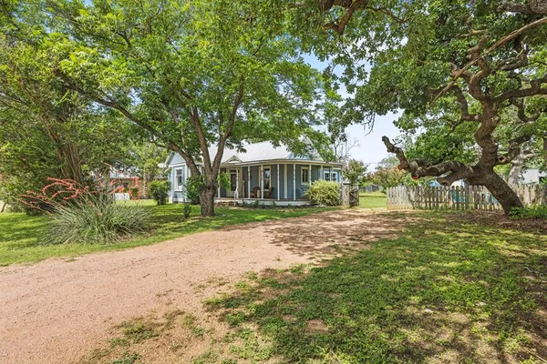 $2,350 | 224 Loring Street, Stonewall, TX 78671