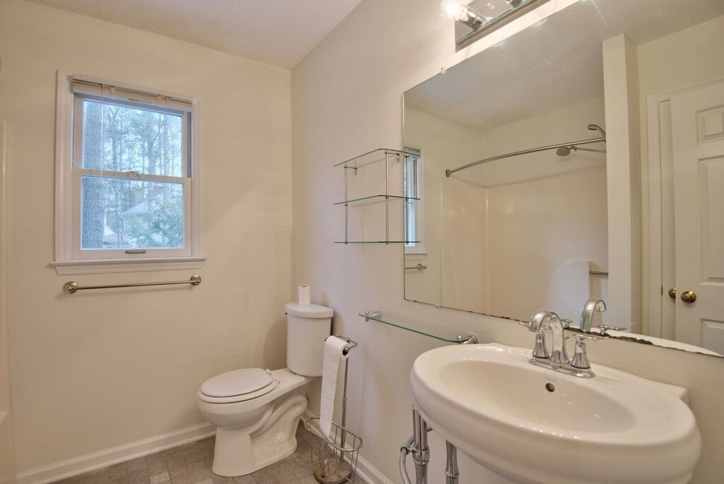 7 Thorne Ridge Drive Durham, NC 27713 - Photo 14 of 17 Upstairs bathroom