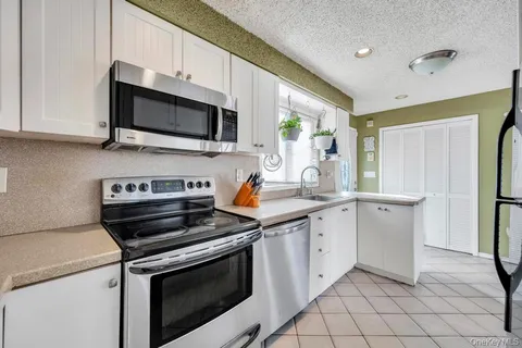 $439,990 | 80 Parkway Boulevard, Ronkonkoma, NY 11779