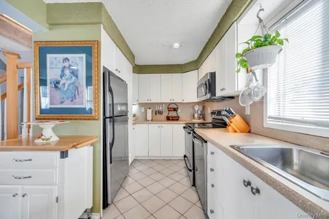 $439,990 | 80 Parkway Boulevard, Ronkonkoma, NY 11779