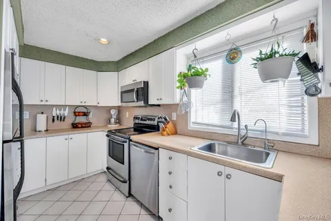 $439,990 | 80 Parkway Boulevard, Ronkonkoma, NY 11779