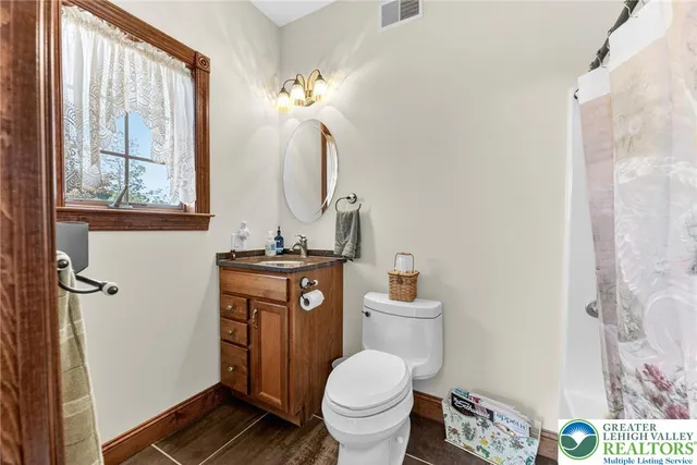 a en suite bathroom with a double vanity sink and a mirror