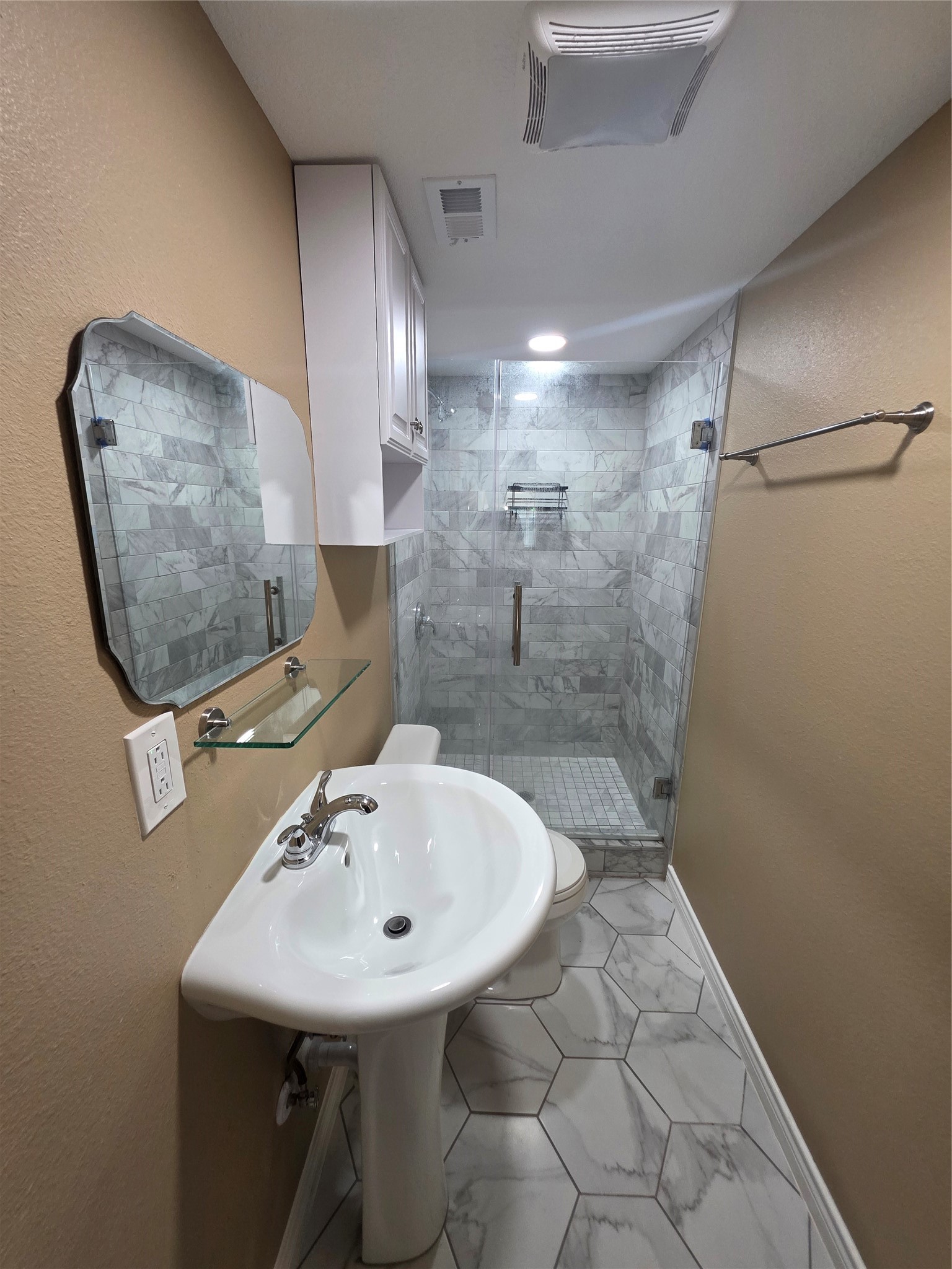 4105 Rutland Street Houston, TX 77018 - Photo 23 of 34 Secondary bathroom located adjacent to the secondary bedrooms.