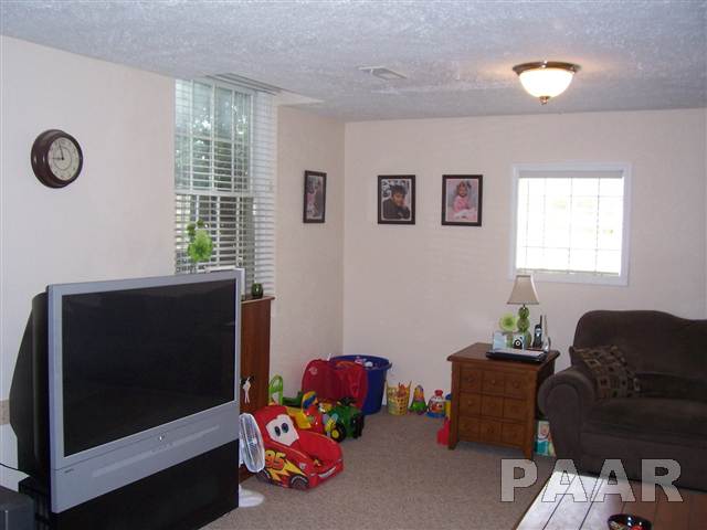 1001 Devonshire Road Washington, IL 61571 - Photo 3 of 15 Gallery Image 3