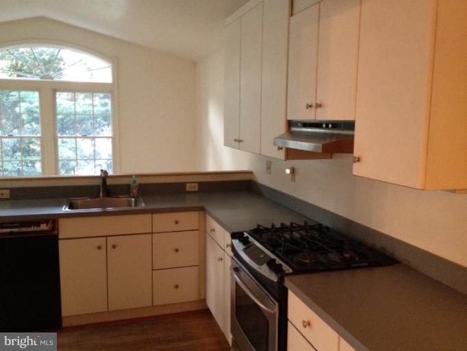 2811 Ivydale Street Silver Spring, MD 20902 - Photo 7 of 11 Kitchen