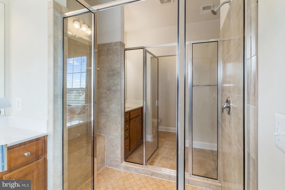 43310 Old Ryan Road Ashburn, VA 20148 - Photo 14 of 17 Great Large Shower with seat!