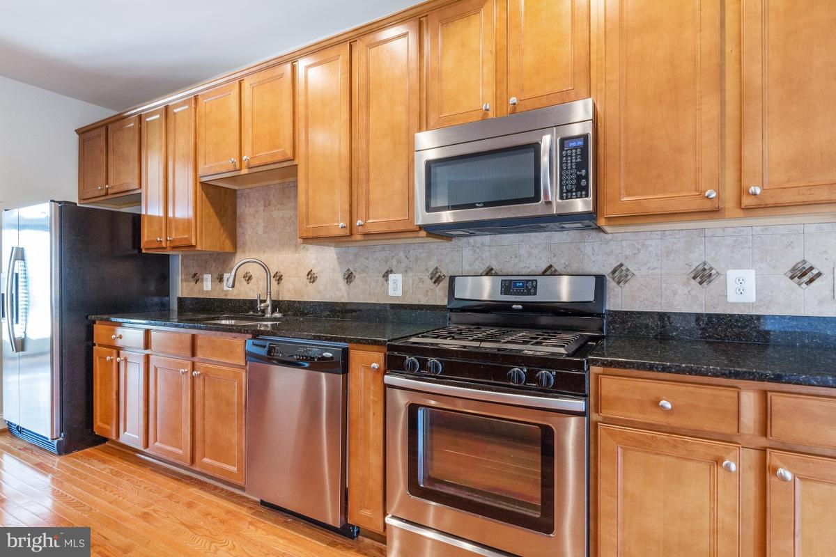 43310 Old Ryan Road Ashburn, VA 20148 - Photo 4 of 17 Beautiful granite * stainless * pantry!