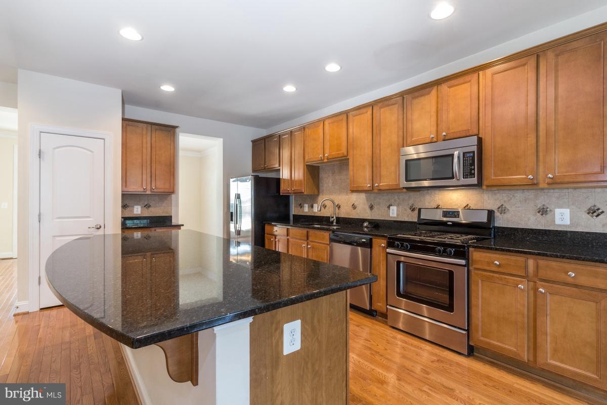 43310 Old Ryan Road Ashburn, VA 20148 - Photo 6 of 17 Large Island* large walk in closet for storage
