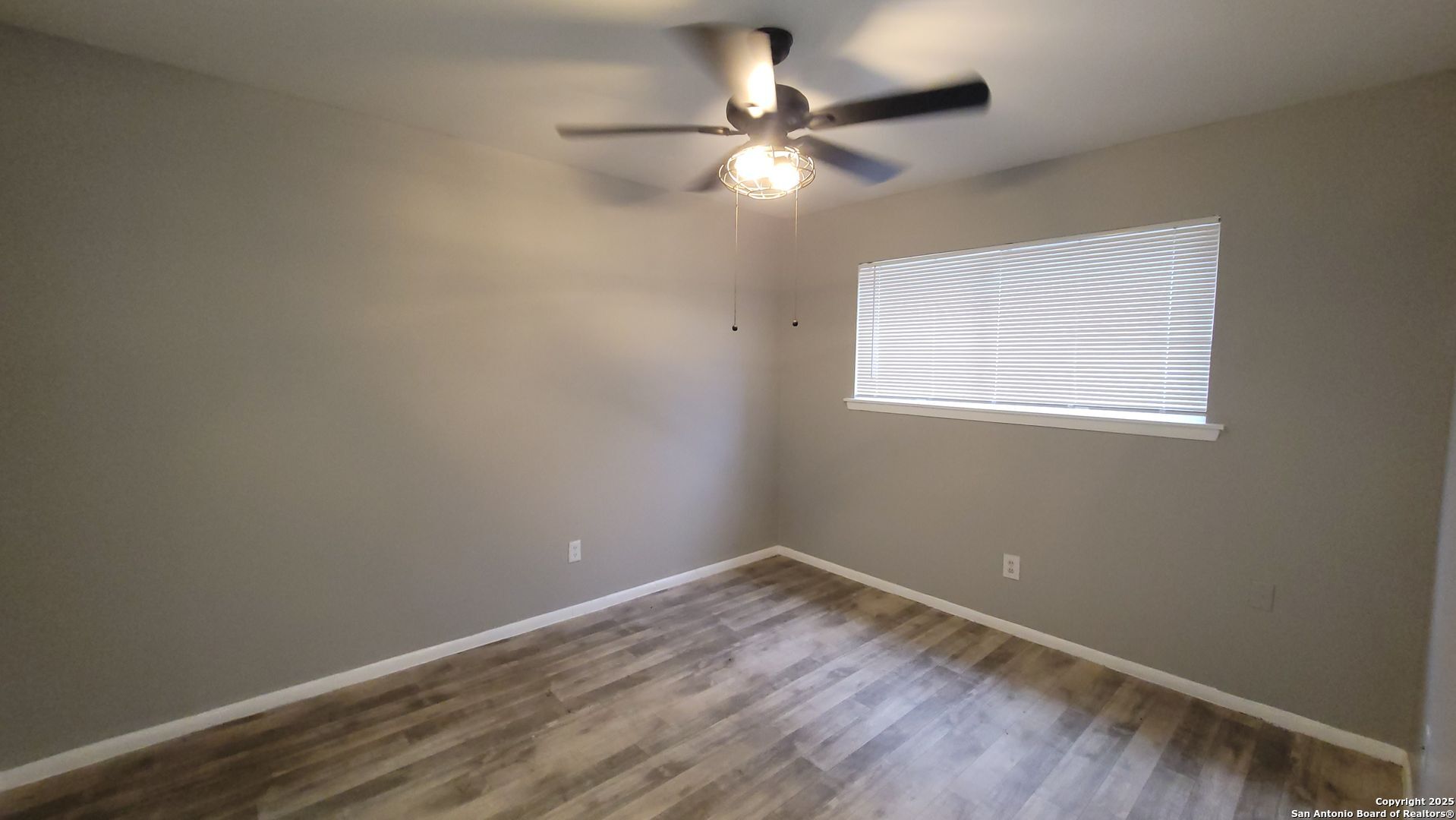 516 Gentleman Road, Unit 5 Balcones Heights, TX 78201 - Photo 11 of 15 an empty room with a window