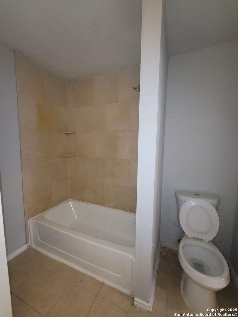 516 Gentleman Road, Unit 5 Balcones Heights, TX 78201 - Photo 8 of 15 a bathroom with a toilet and a bathtub