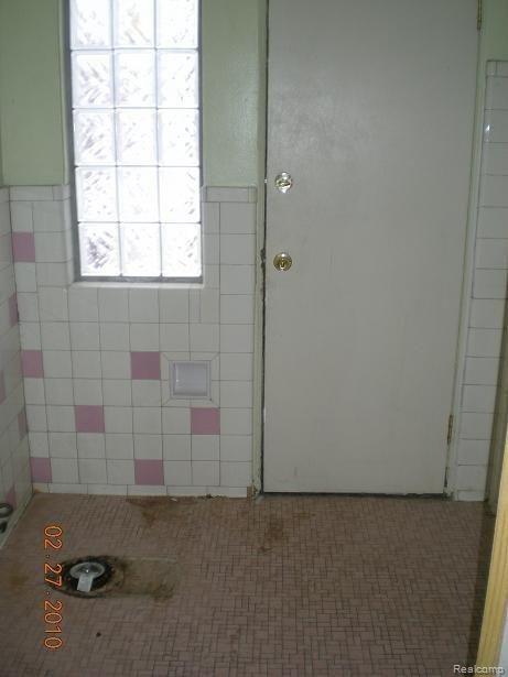19128 Mapleview Street Detroit, MI 48205 - Photo 10 of 13 Bathroom 2