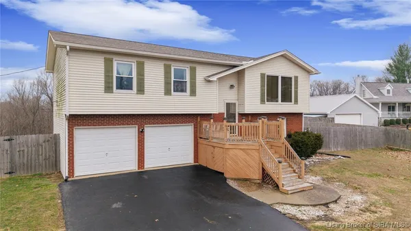 $319,900 | 6828 Farnsley Knob Road, Elizabeth, IN 47117