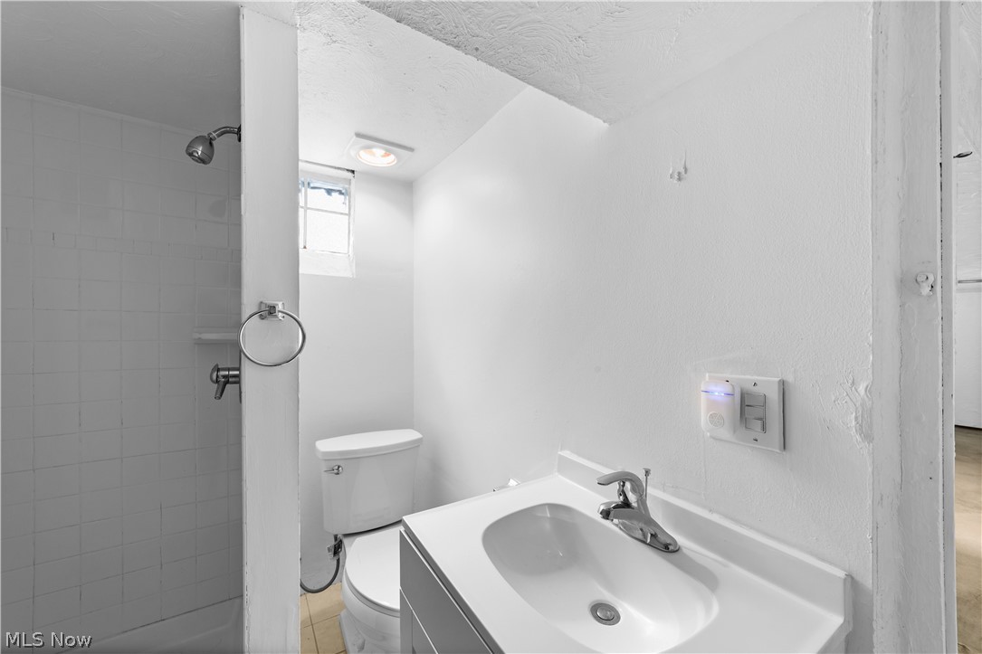 1409 Mayfield Ridge Road Mayfield Heights, OH 44124 - Photo 20 of 40 Bathroom